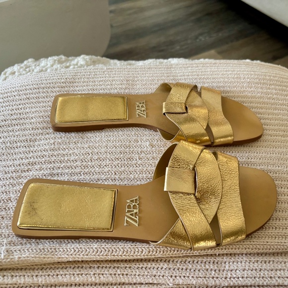 Zara Shoes - ZARA WOMENS GOLD SLIDE SANDAL